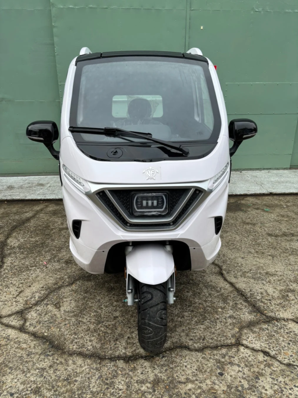 White Urban Triker front view