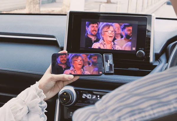 In-car entertainment with mirroring