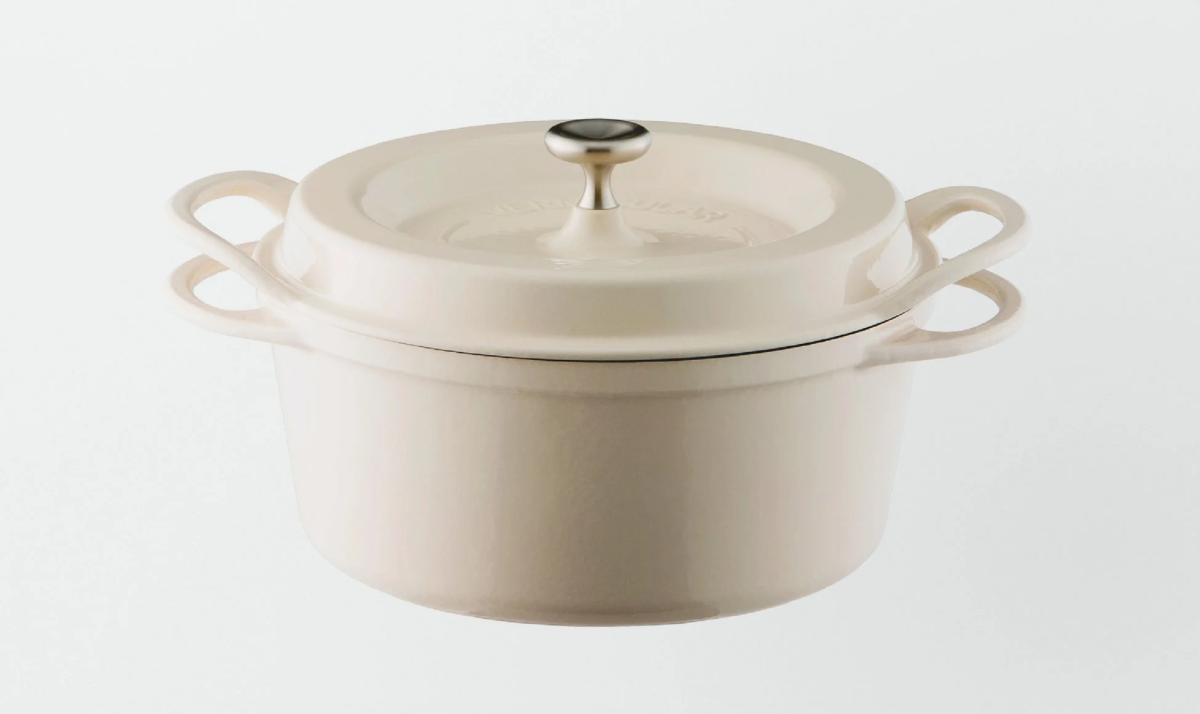 Cream-colored cast iron enamel pot