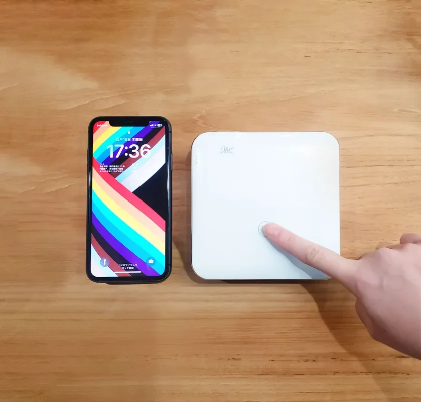 KABENI PRO2 next to a smartphone