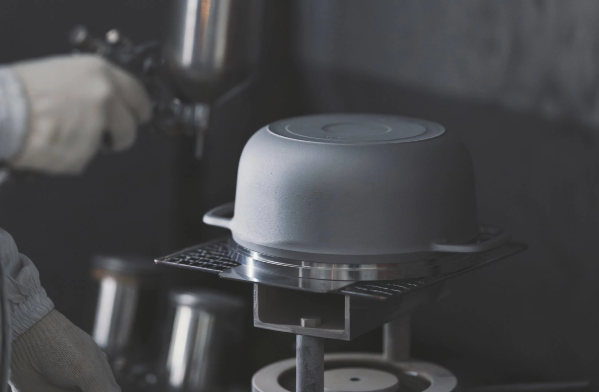 Spraying enamel on pot bottom