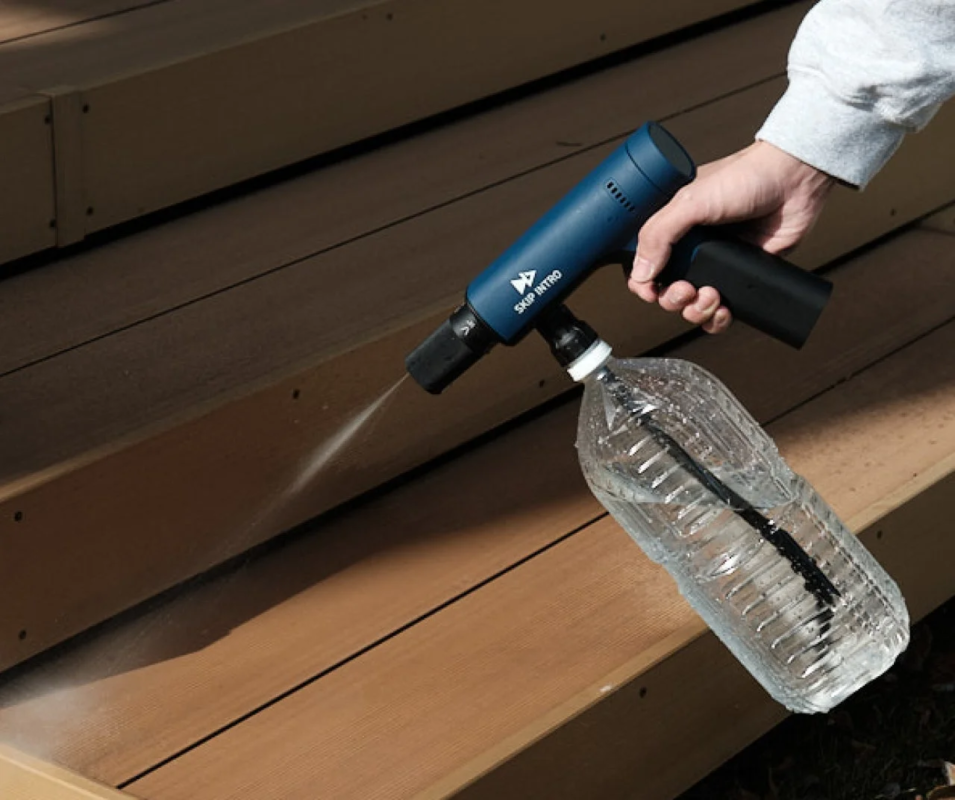 Device attached to pet bottle, spraying water