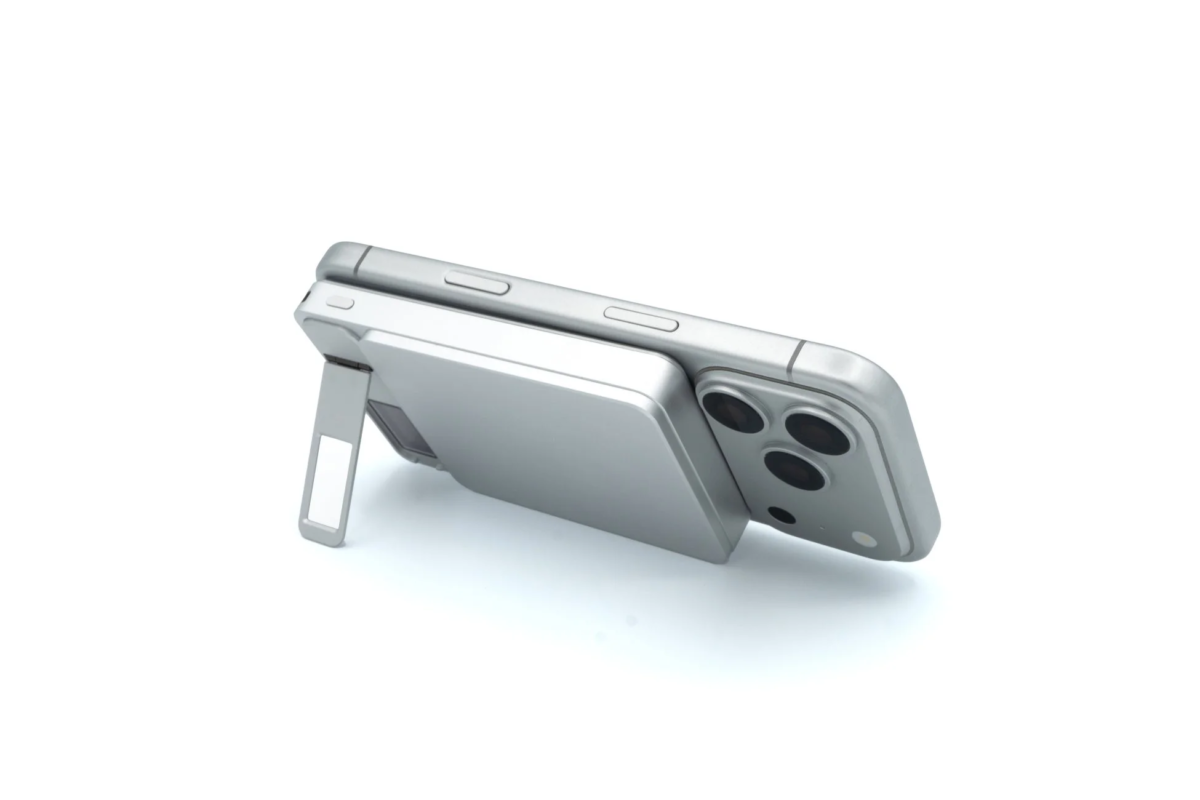 Smartphone on Element Metal Power Bank 8000 stand