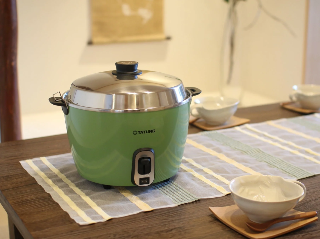 Classic Green Tatung Electric Pot on a wooden table