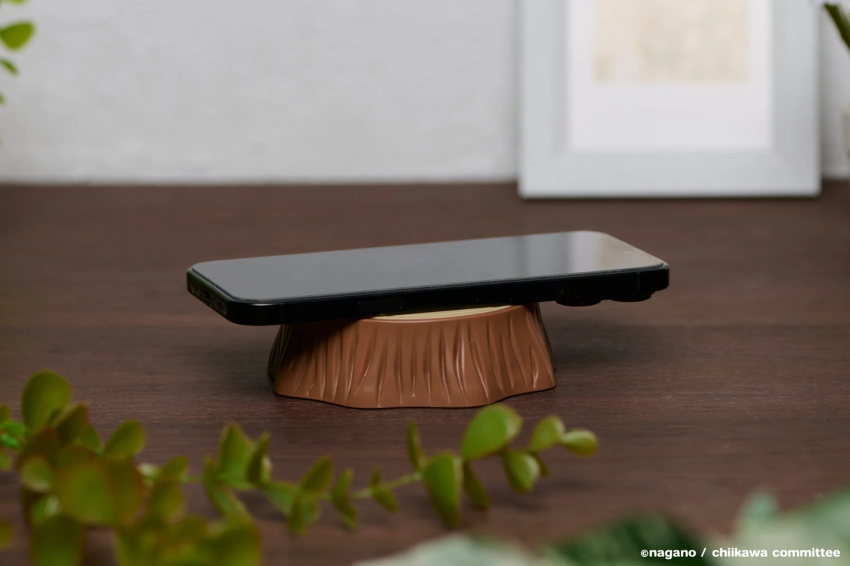 Smartphone charging on Chiikawa Oitemite Light