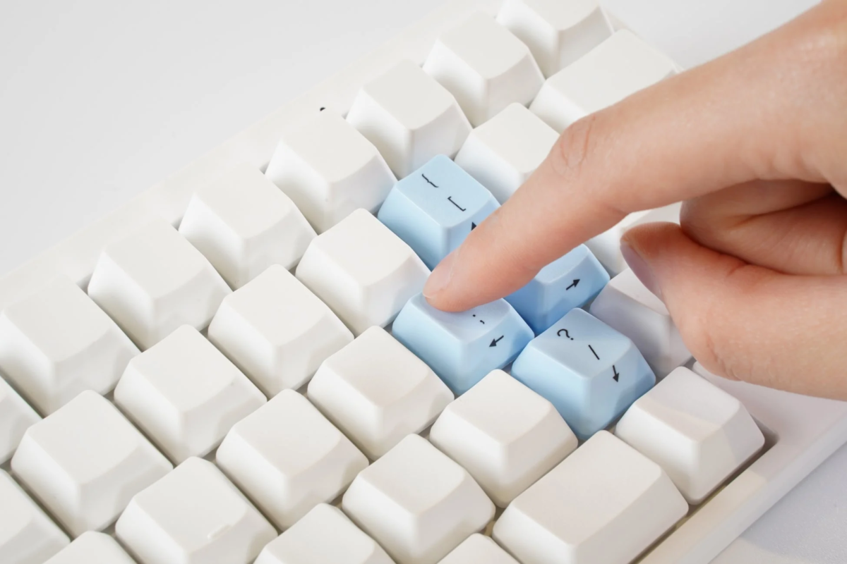 Finger pressing a Sora key