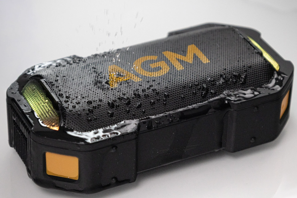 AGM MagROCK with water splashes