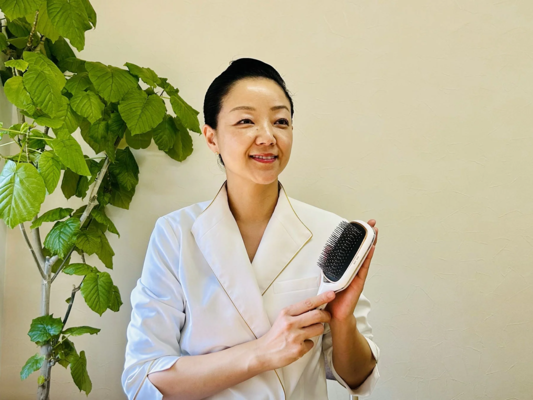 Smiling woman holding a Reset Brush