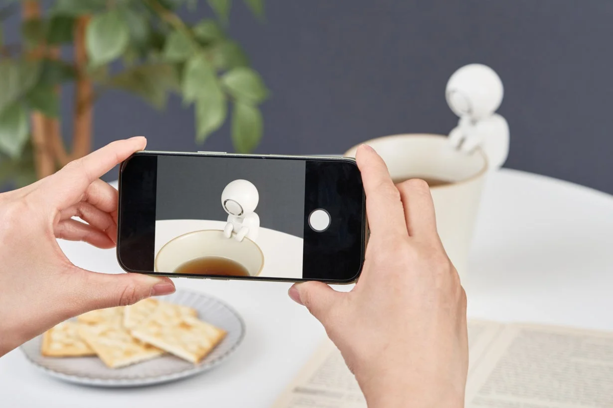 YU-REI FAN being photographed