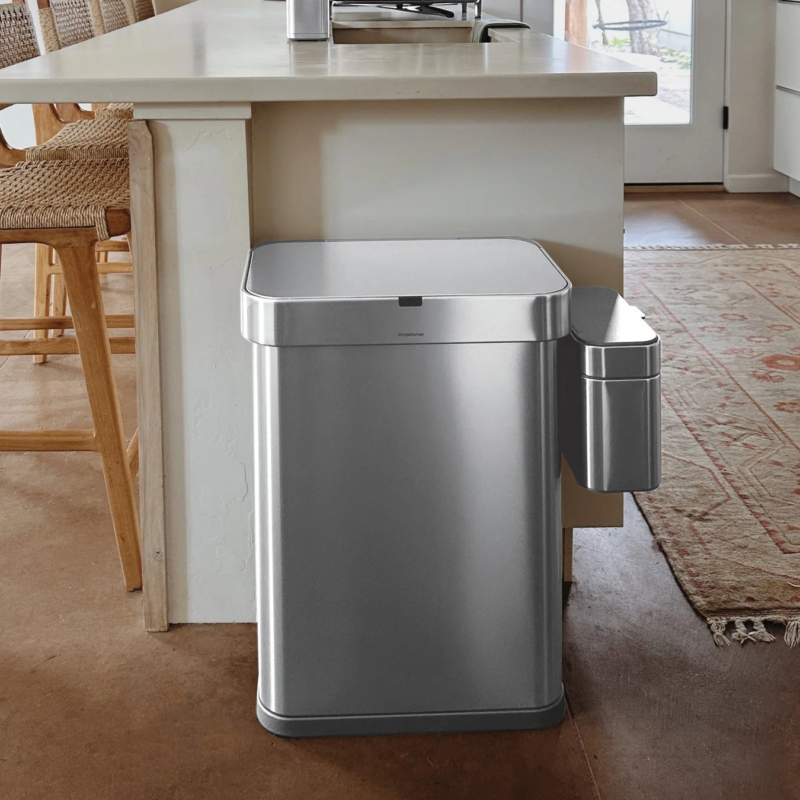 Kitchen counter with sensor can and compost caddy