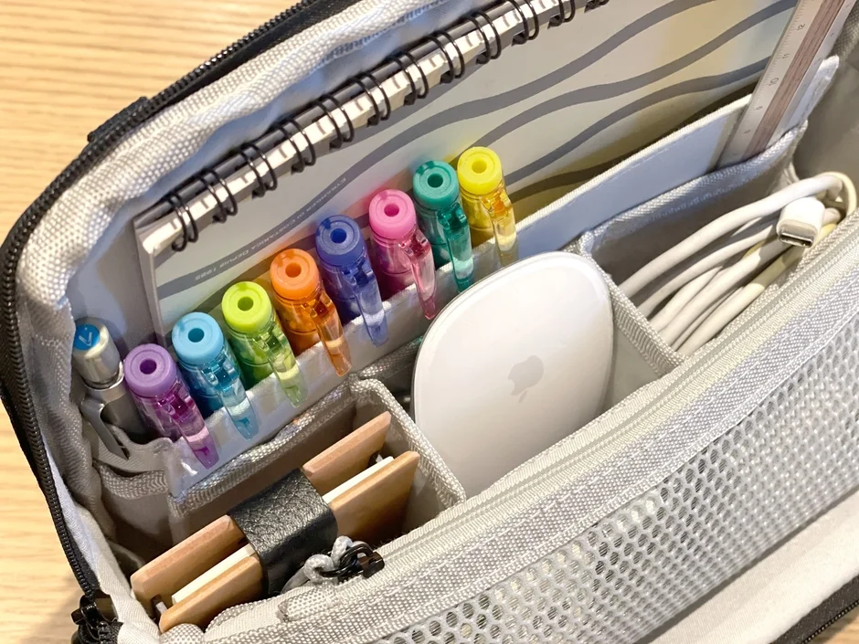 Grey organizer pouch with pens and mouse