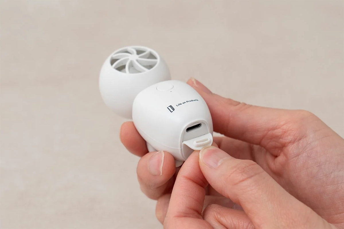 YU-REI FAN charging port