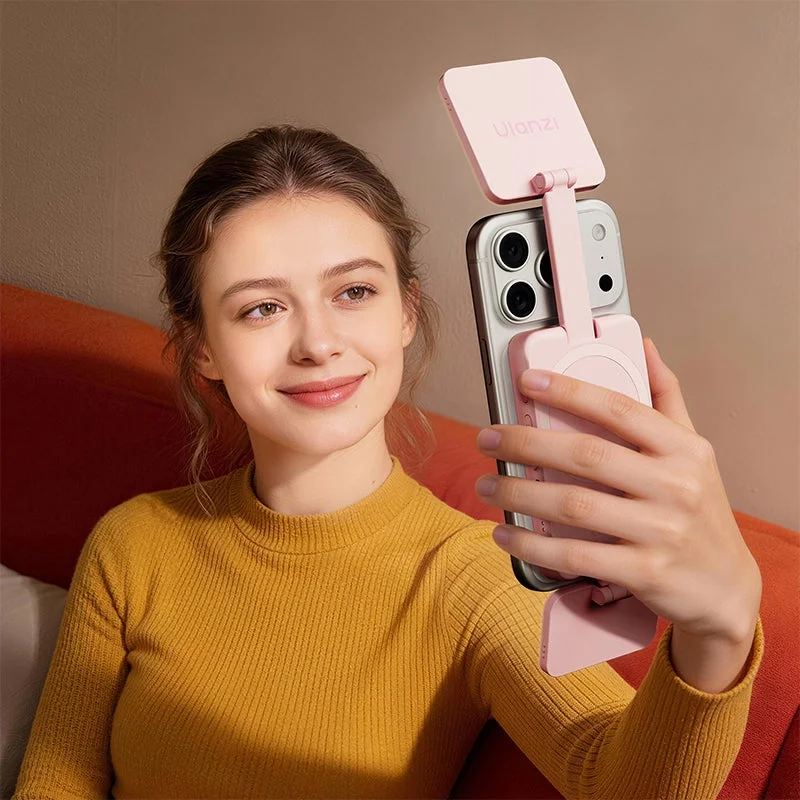 Woman taking selfie with Ulanzi SK-21