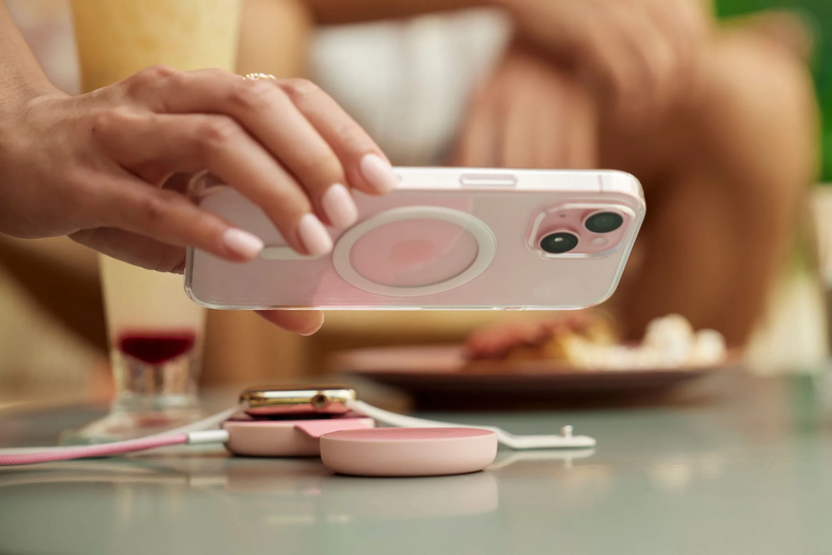 iPhone and Apple Watch charging with ButterFly SE