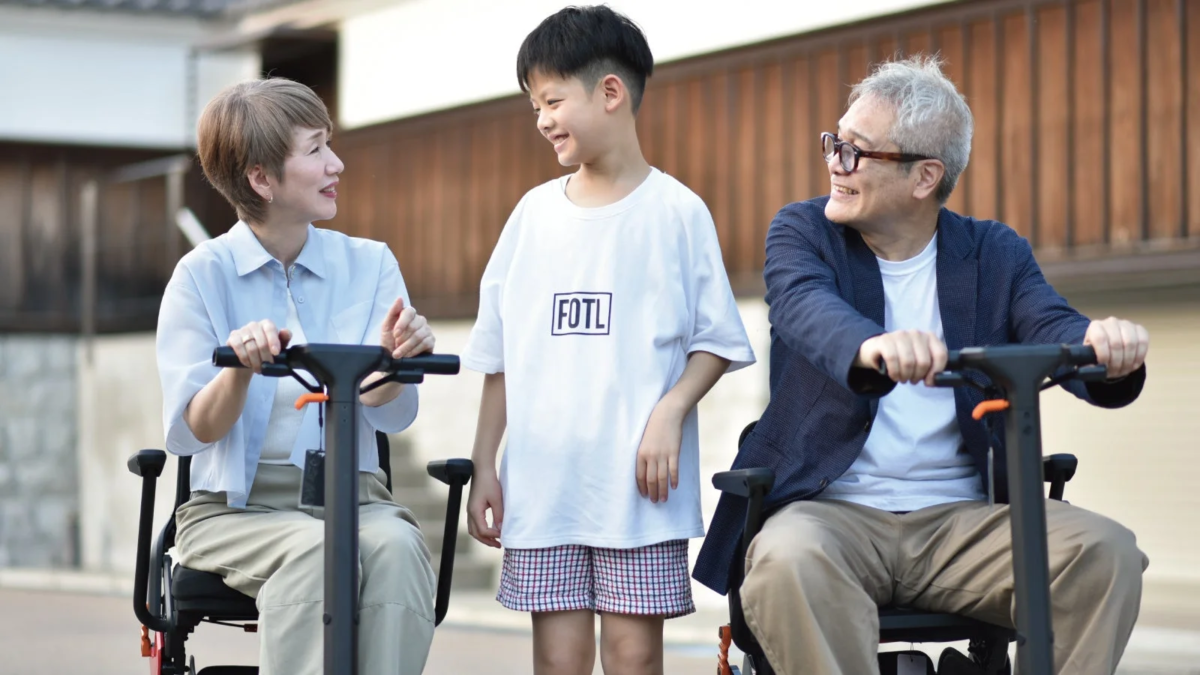 Family enjoying ROBOOTER J+VISION