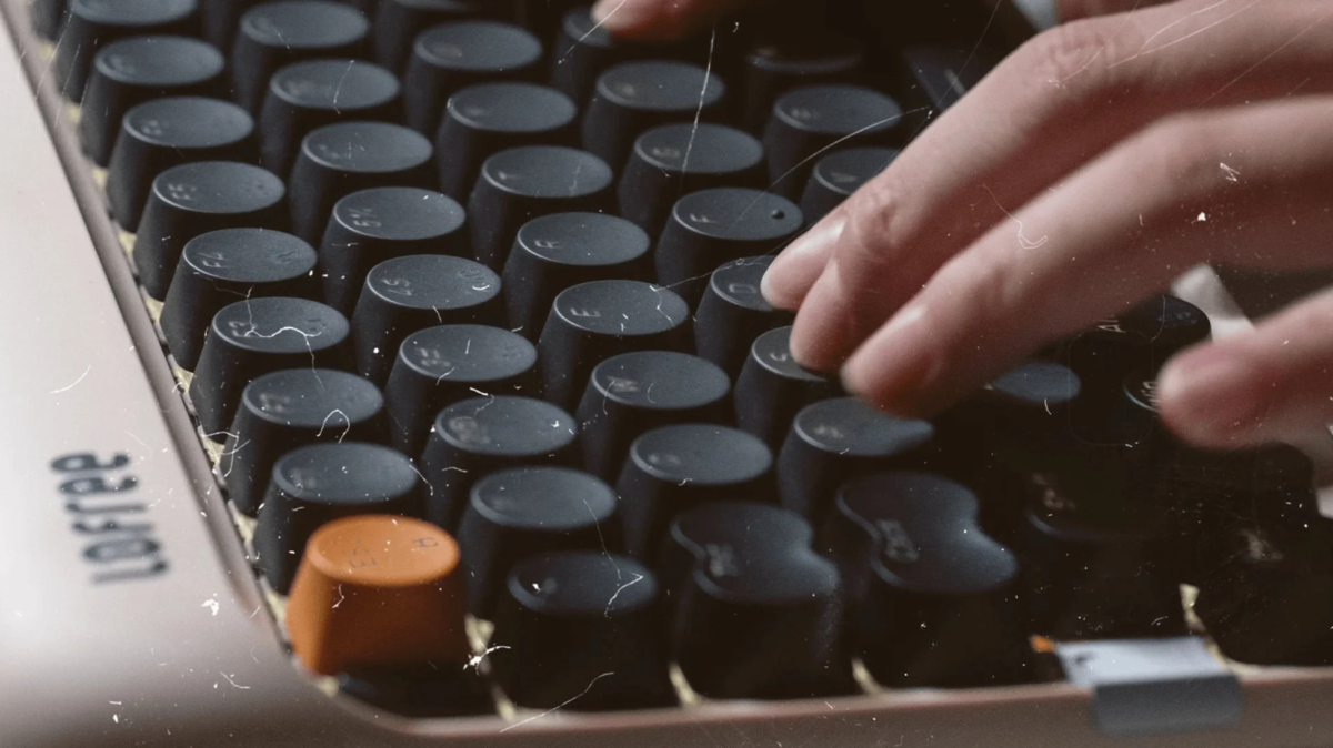 Lofree 1970s Keyboard in use