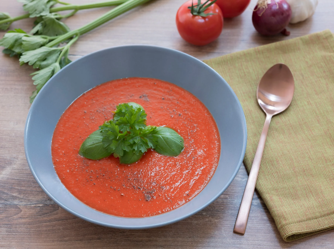 Tomato soup with herbs