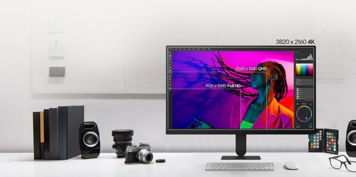 Monitor displaying resolution comparison