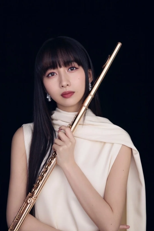 Cocomi portrait with flute