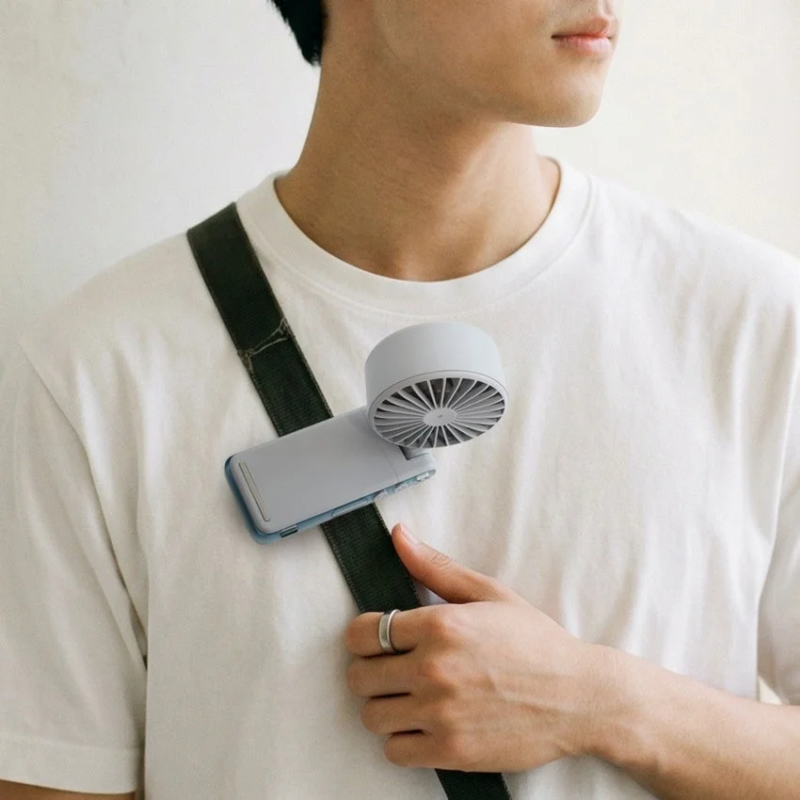 Clip fan on shoulder bag