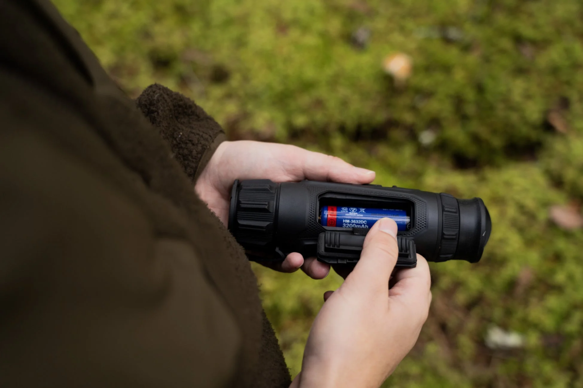 Battery being inserted into HIKMICRO LYNX 3.0