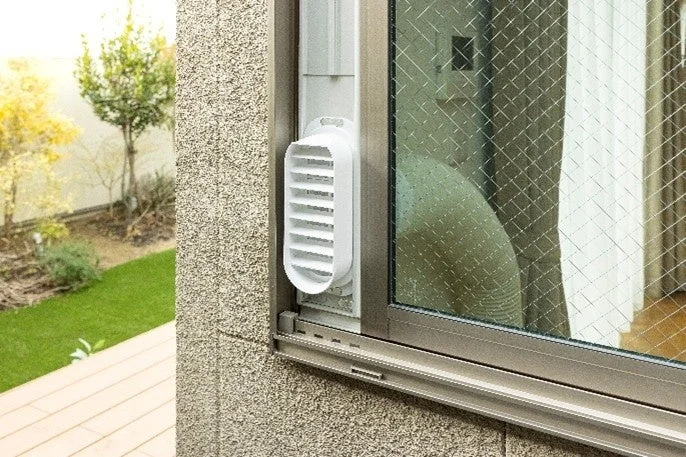 Window panel with exhaust duct