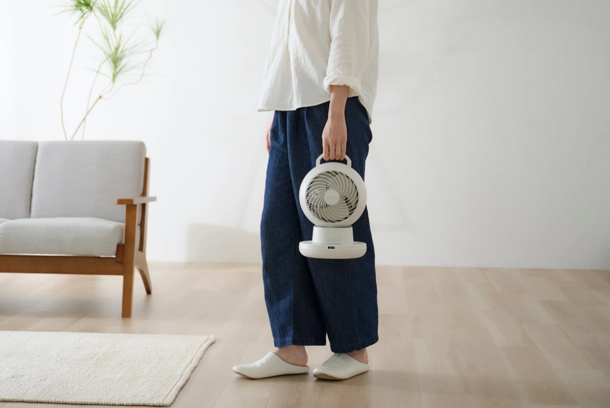 Person holding circulator