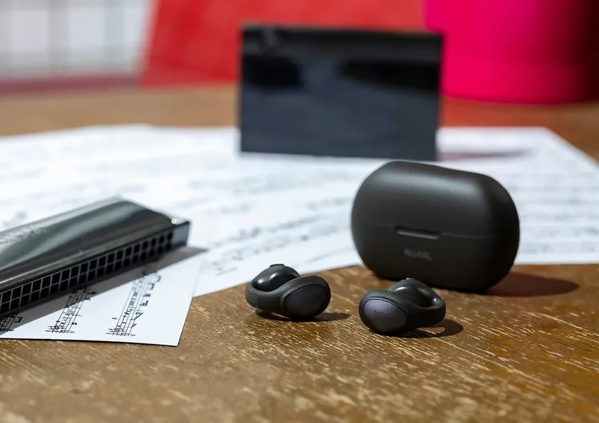 νClip Earphones