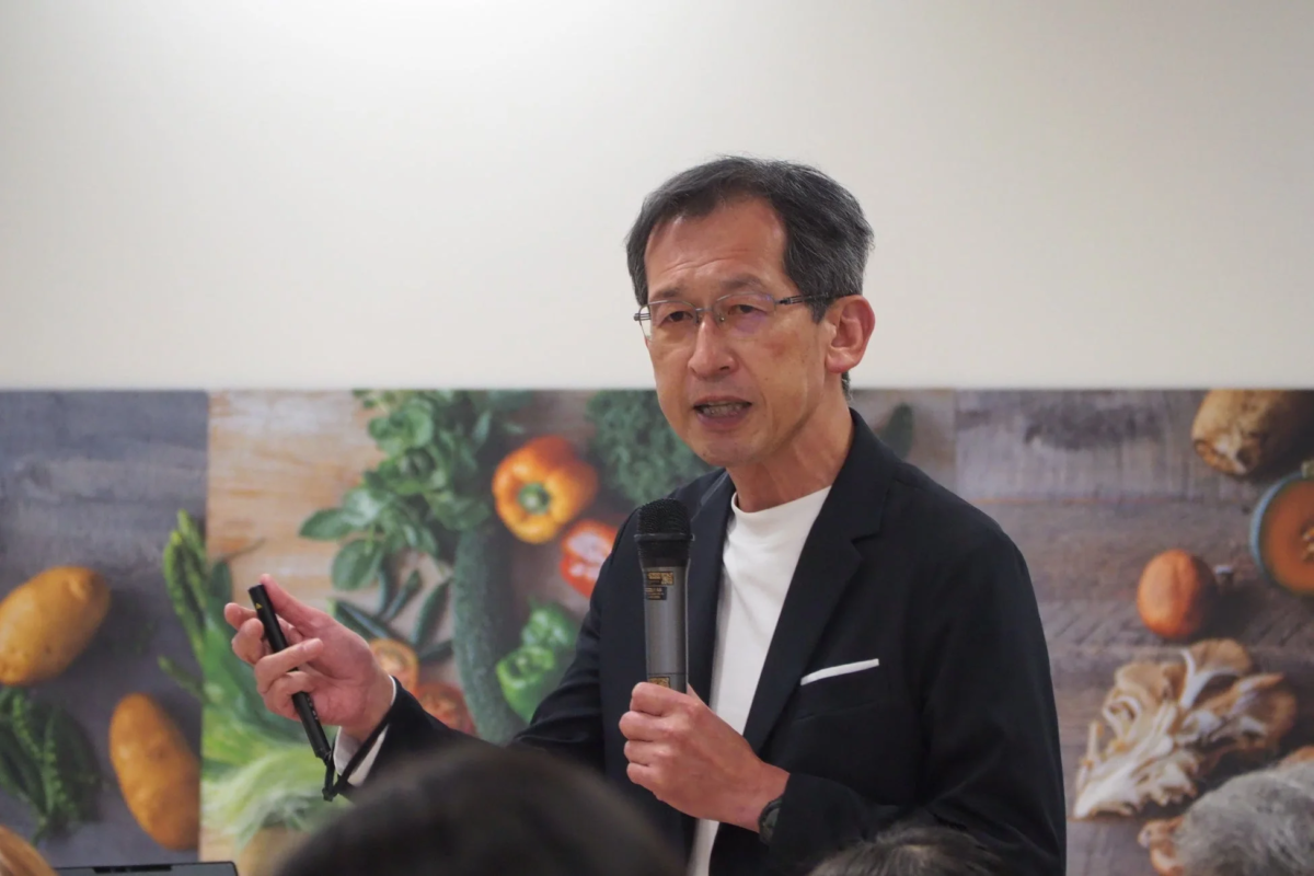 Dr. Gotoh Speaking at Podium