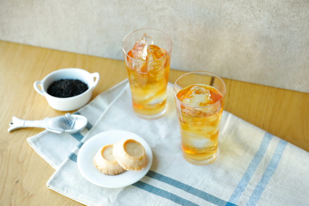 Cold brew tea and cookies