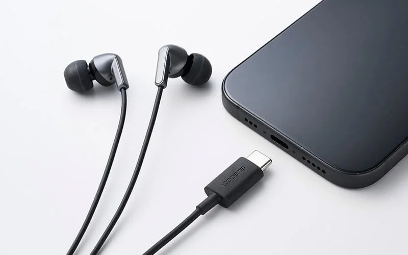 Black wired earphone with smartphone