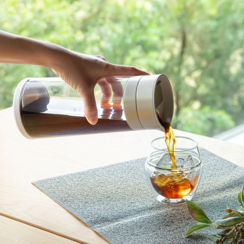 Pouring cold brew coffee from the Cool Barista Maxi