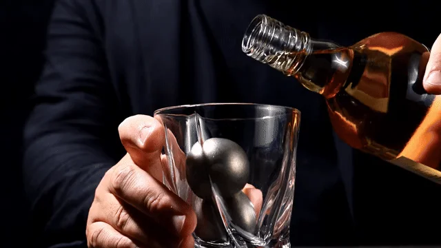 Pouring whiskey with "GRACIA TITAN PLUS"