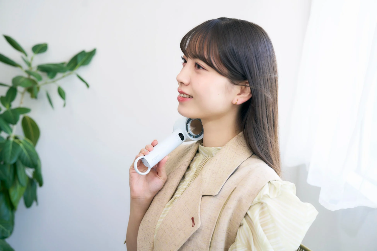 Woman cooling neck with iFan Freeze3