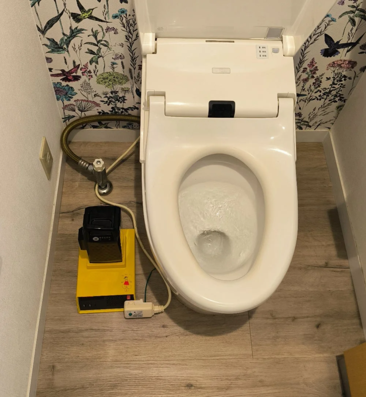 Toilet with light from Chari Power