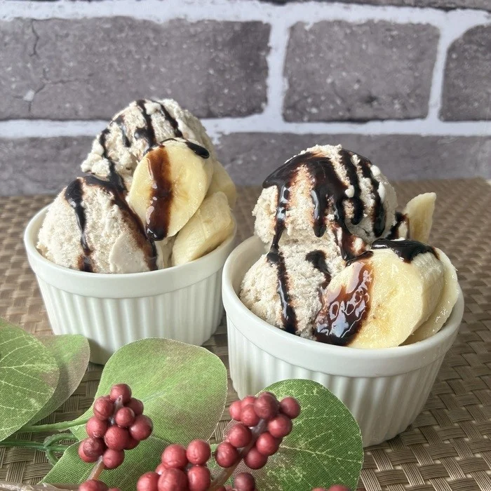 Ice cream with banana and chocolate sauce