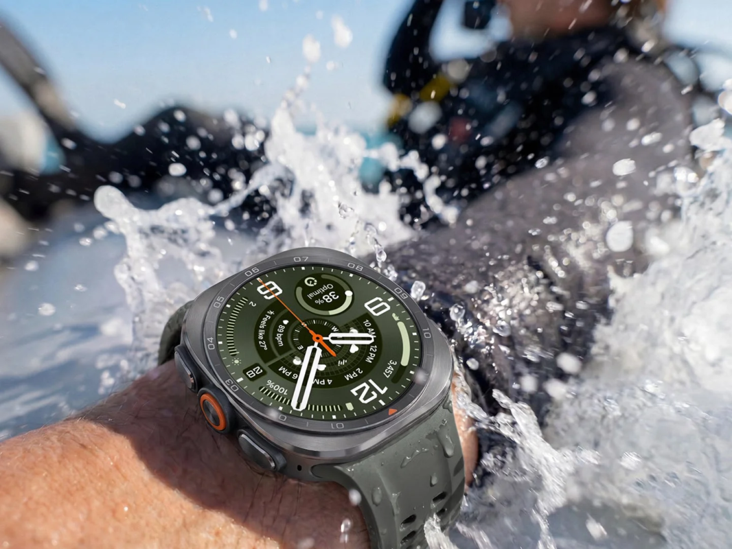 Galaxy Watch Ultra2 during a dive
