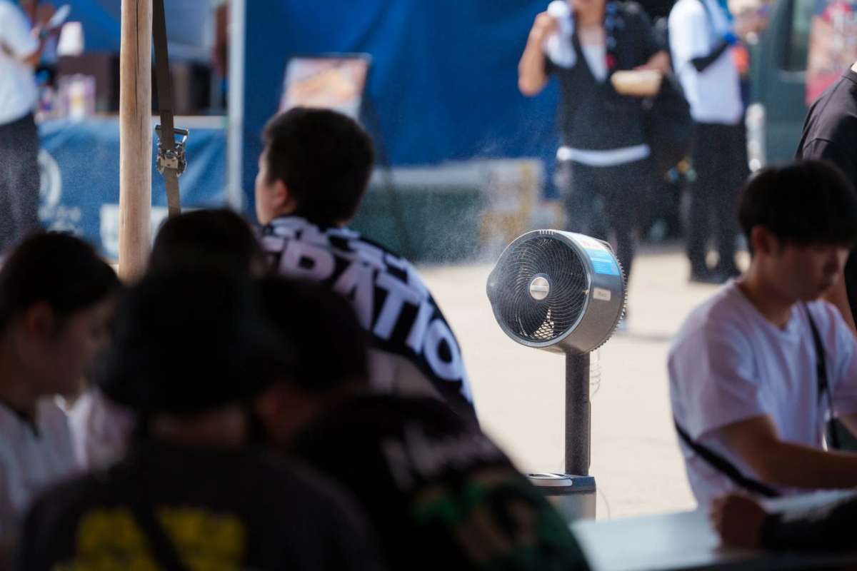 Outdoor event with mist fan for heatstroke prevention
