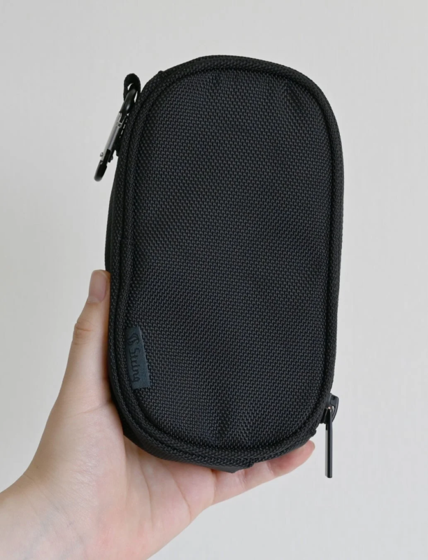 A simple black pouch with the "Suding" logo held in the palm of a hand.