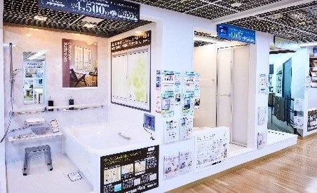 Image of a bathroom showroom with a modern bathtub and shower area