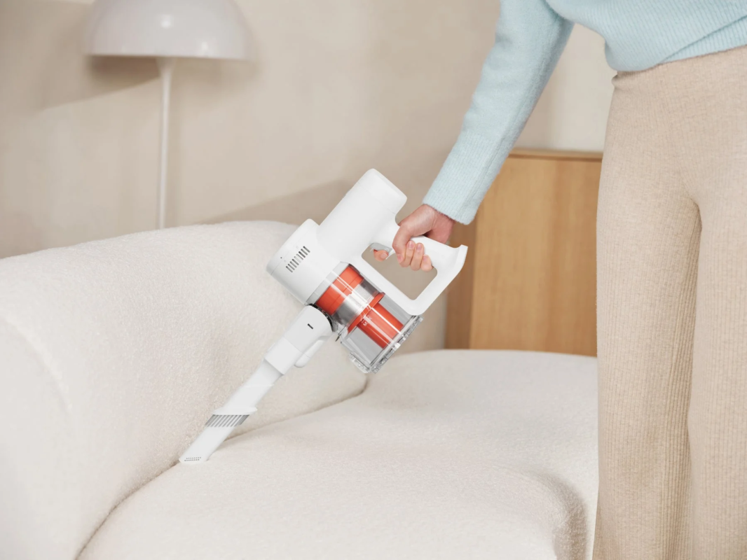 Cordless Vacuum Cleaner 4 C cleaning sofa