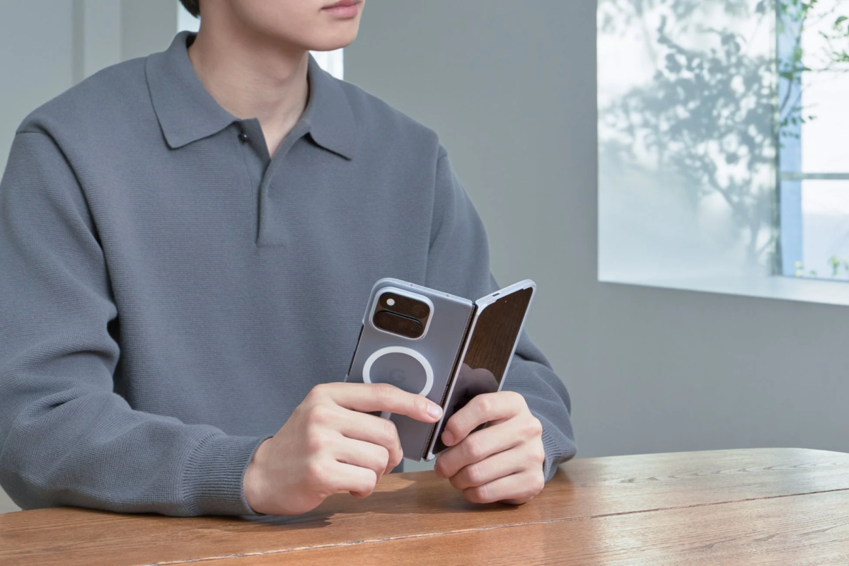 Folding smartphone with MagSafe compatible clear case