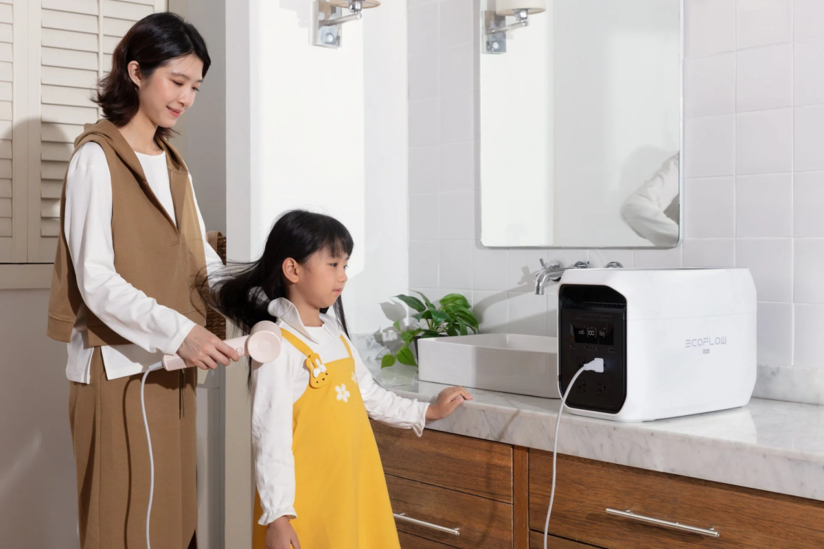 Mother drying daughter's hair with EcoFlow DELTA 3 Max