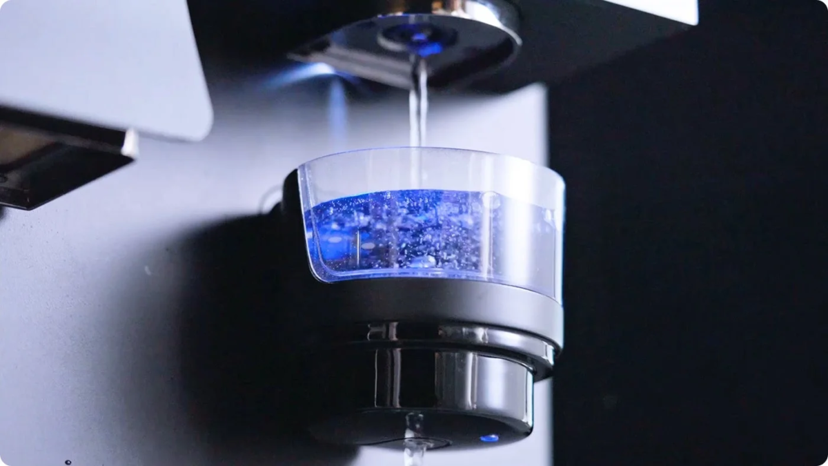 Hydrogen water being dispensed