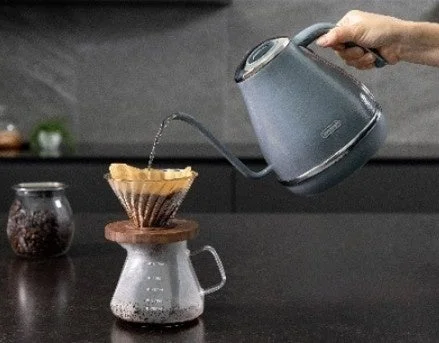 Hand-drip coffee with De'Longhi kettle