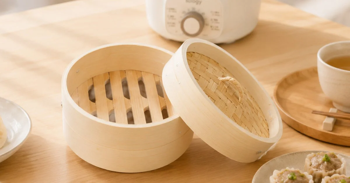 Bamboo steamer with dim sum