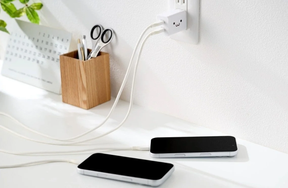 Elecom Shiro-chan 30W Charger Charging Two Smartphones