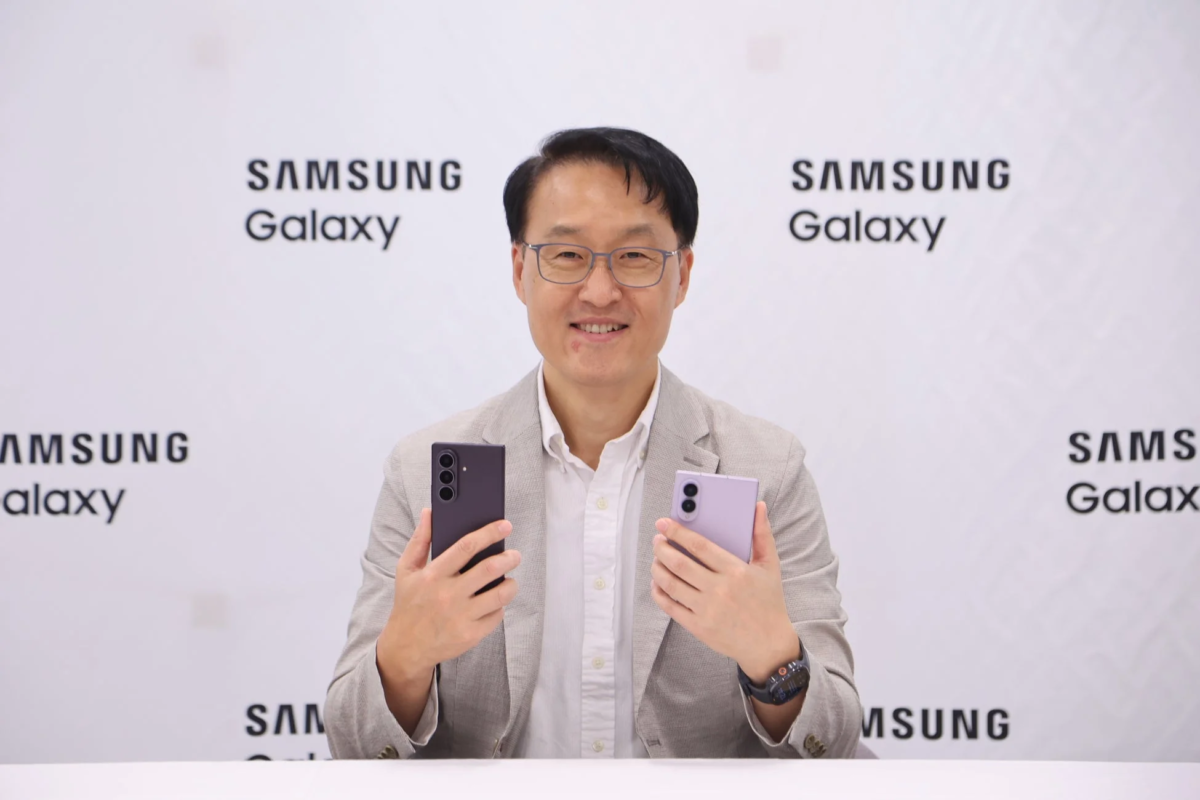 Byung-Duk Yang with Galaxy Phones